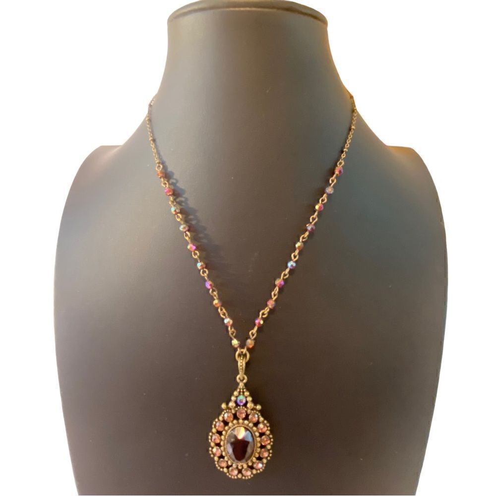 Antique Gold Toned Pendant Necklace. Great Vintage look.